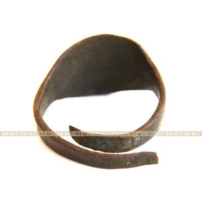 Старинный славянский перстень или перстень оберег с геометрическим рисунком.