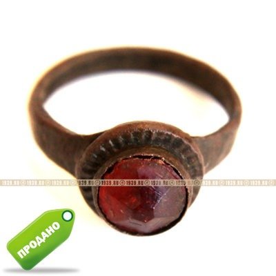 Старинный русский перстень из бронзы с псевдодрагоценным камнем  - стеклярусом, 18-19 век.