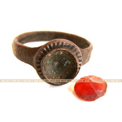 Старинный русский перстень из бронзы с псевдодрагоценным камнем  - стеклярусом, 18-19 век.