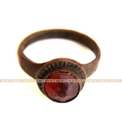 Старинный русский перстень из бронзы с псевдодрагоценным камнем  - стеклярусом, 18-19 век.