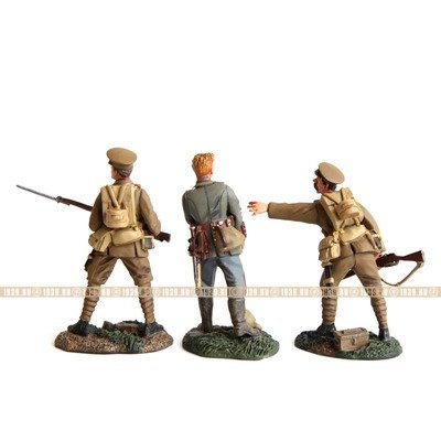 Оловянные солдатики. Два британских фузилера и пленный германский солдат. Битва при Монсе 1914 год.