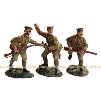 Набор оловянных солдатиков 54мм. Британский 4-й батальон 1-го полка Королевских фузилеров. Три солдата в атаке.