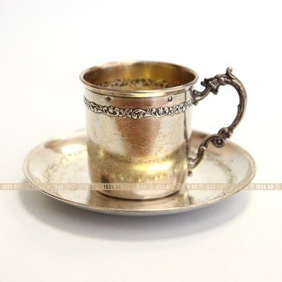 Старинная серебряная чашка для кофе очень изящной французской работы конца 19 века.