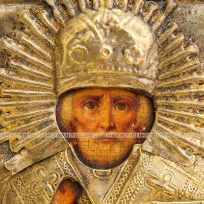 Небольшая старинная икона 19 века Святитель Николай Чудотворец в латунном окладе.