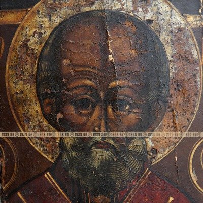 Старинная икона Святой Николай Чудотворец на темном фоне. Россия последняя четверть XIX века.