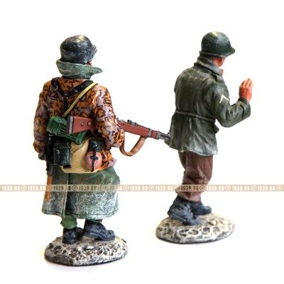 Набор оловянных солдатиков солдат Waffen-SS конвоирует пленного американца 1944 год