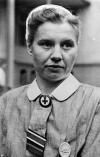 Пример женского ношения ленты за «За зимнюю кампанию на Востоке 1941/42» вместе с лентой «Железного Креста» 2-го класса